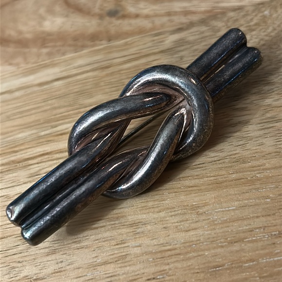 Silvertone Knot brooch - Picture 1 of 6